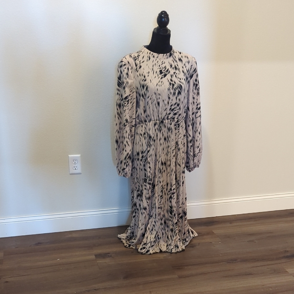 Elegant Black and White Patterned Women's Dress